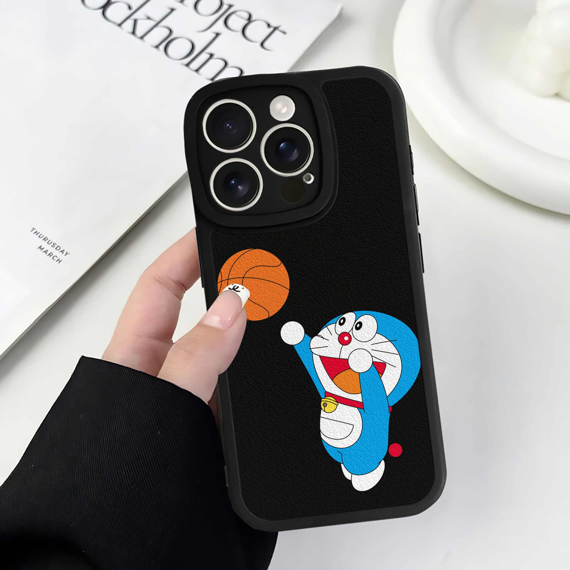 （画像用） ドラえもん Doraemon 【iPhone 16シリーズ対応】シリコンスマホケース（レザー調） 材質：シリコン